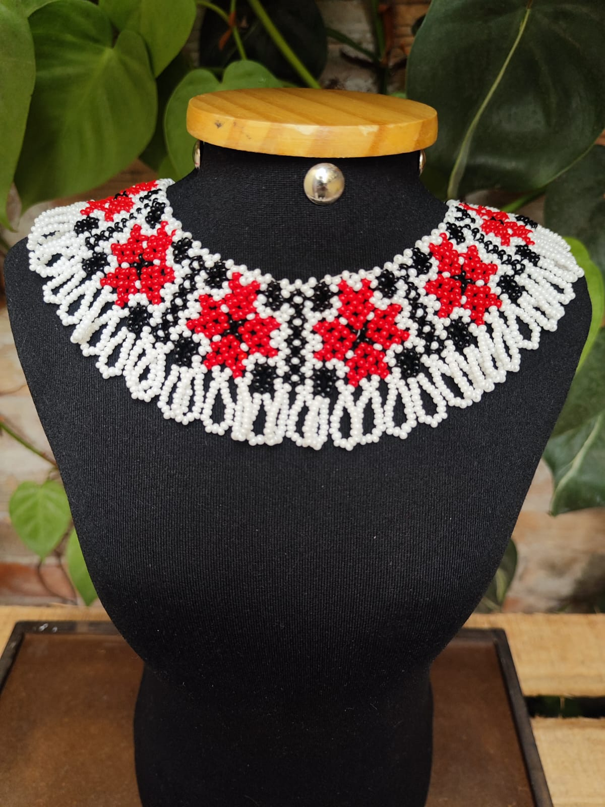 Colar Floral Vermelho de Gola