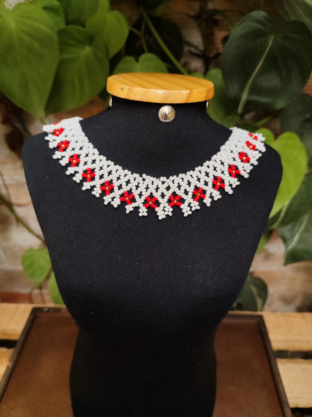 Colar Buque Vermelho de Gola
