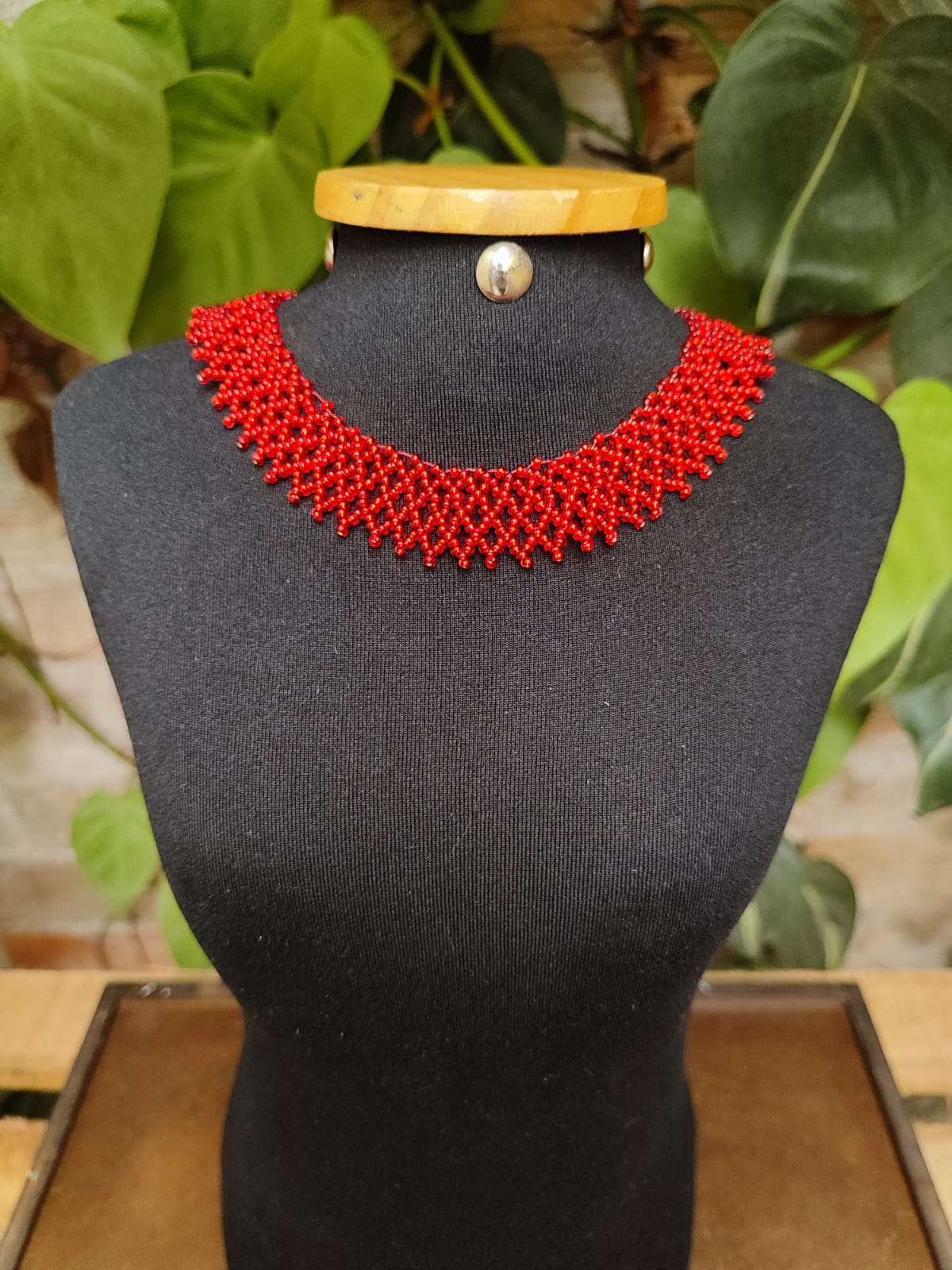 Colar Vermelho de Gola Slim